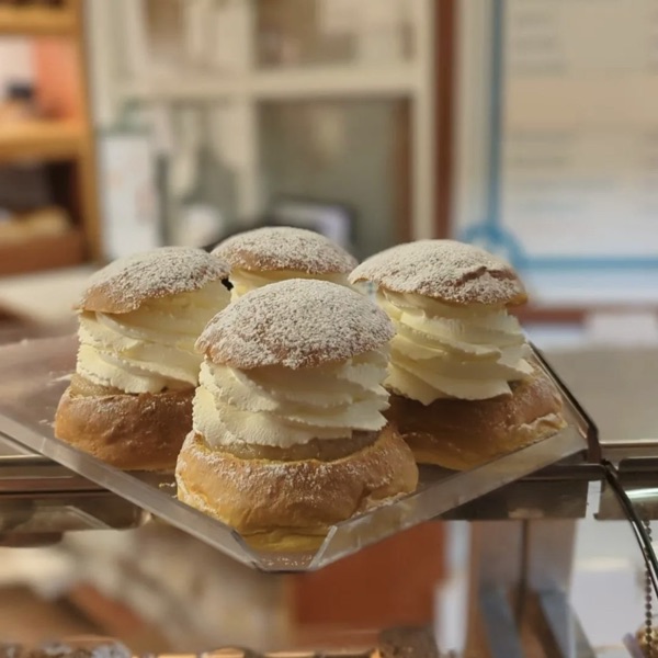 Droppens berömda semla med mandelmassa och grädde