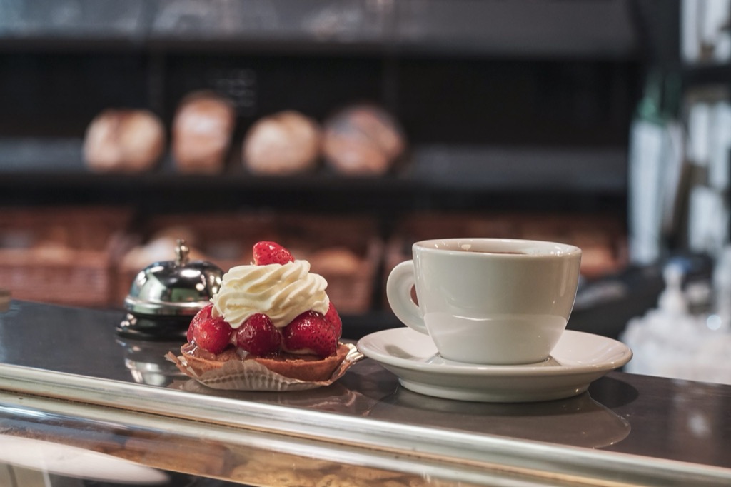 Nybakade bakverk och wienerbröd till kaffet i Sundbyberg