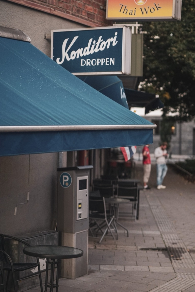 Tårtor och bakverk i montern hos Droppens Konditori i Sundbyberg